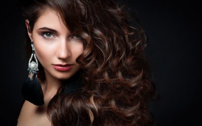 Porque não deve cortar o cabelo molhado